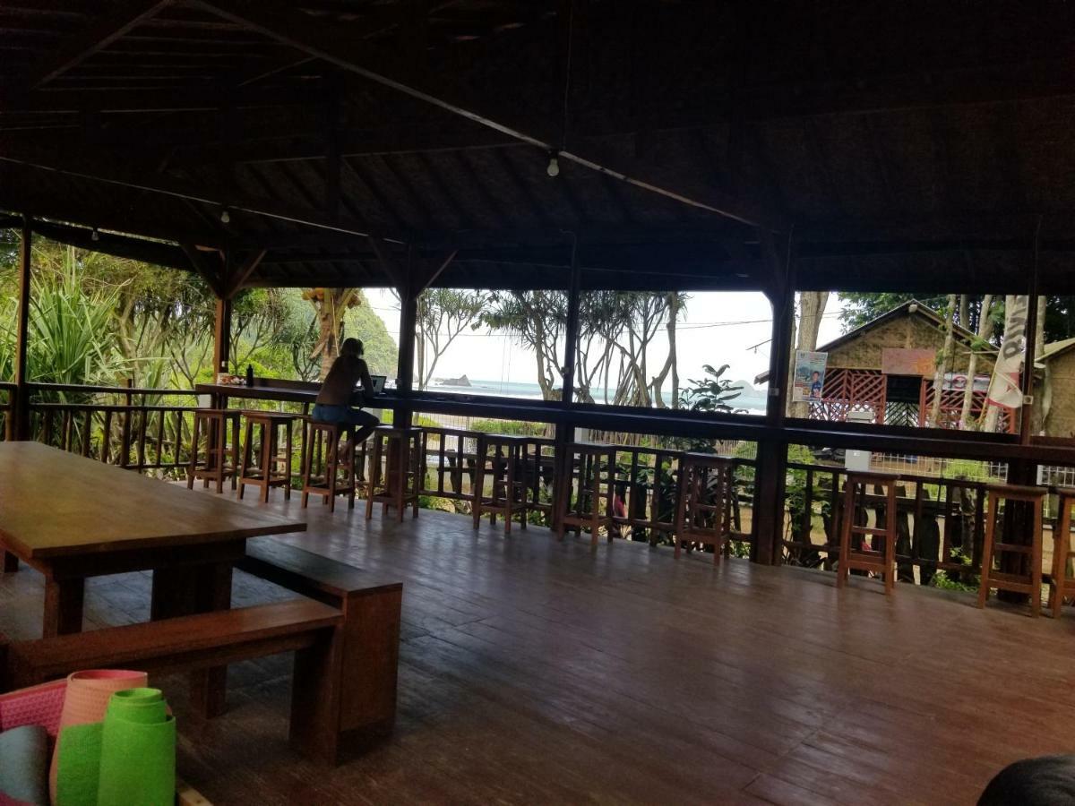 Mojosurf Camp Red Island Hotel Pasanggaran Ngoại thất bức ảnh